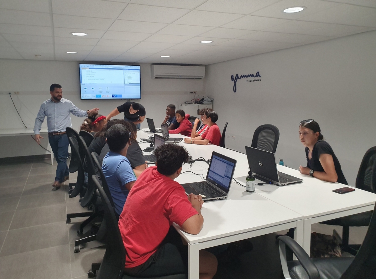 YMCA Aruba y Gamma IT Solutions ta partner pa duna 'Coding Classes'