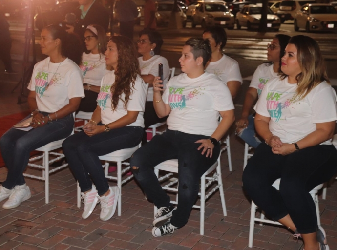 A cende luznan di Bestuurskantoor pa concientiza riba cancer di pecho