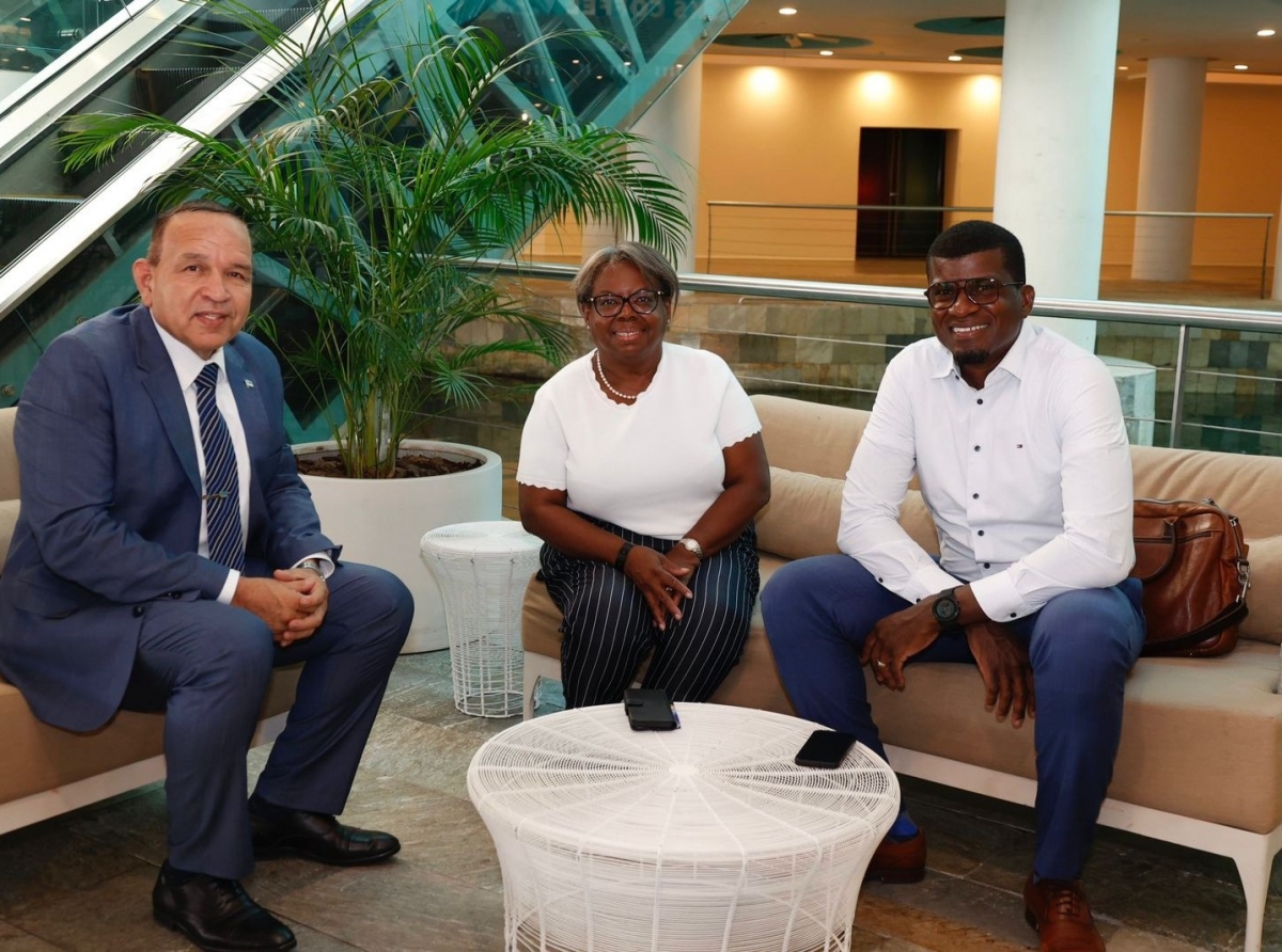 Ministro a reuni cu Stichting Miss IQ di Hulanda encuanto muebles pa scol