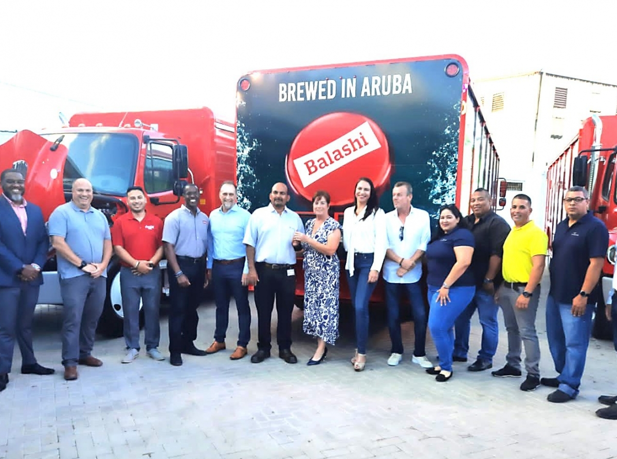 Yrausquin a entrega 5 Freightliner truck nobo pa Tropical Bottling Company