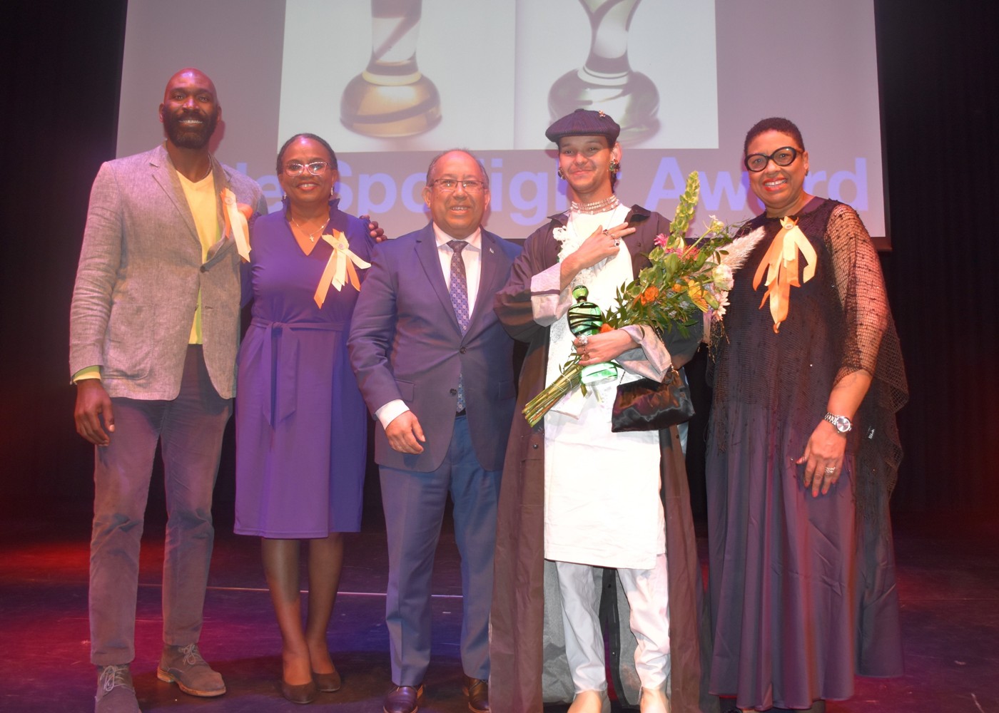 Ministro Plenipotenciario Thijsen a entrega premio na diseñador Arubiano Darwin Winklaar