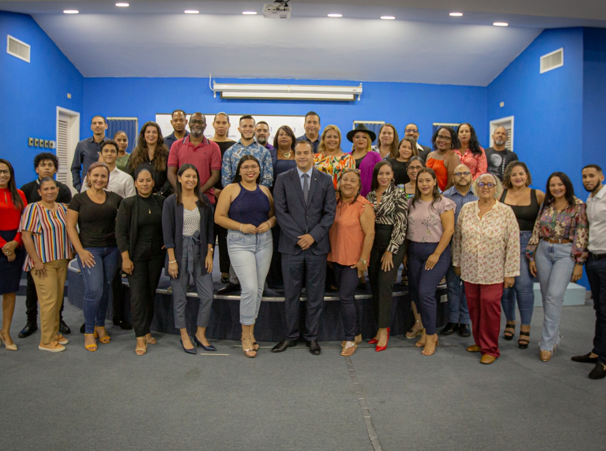 Minister Geoffrey Wever ta felicita e graduadonan di curso BeYourOwnBoss