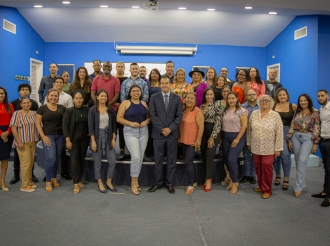 Minister Geoffrey Wever ta felicita e graduadonan di curso BeYourOwnBoss