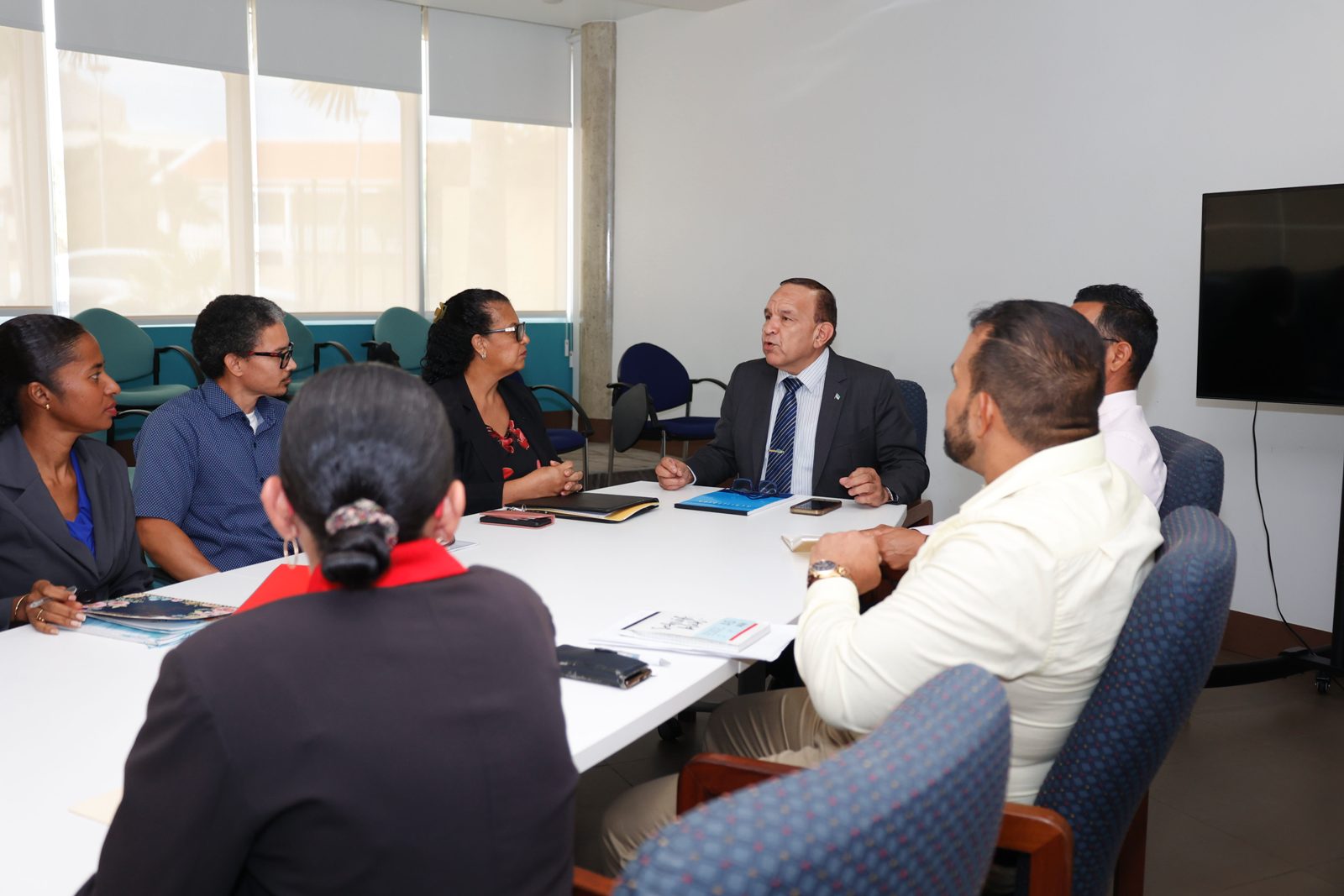 Minister Endy Croes a reuni cu directiva nobo di Aruba Athletic Federation