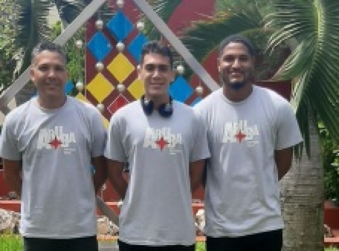 Hobennan talentoso di beach volleyball den competencia na Grand Cayman Island