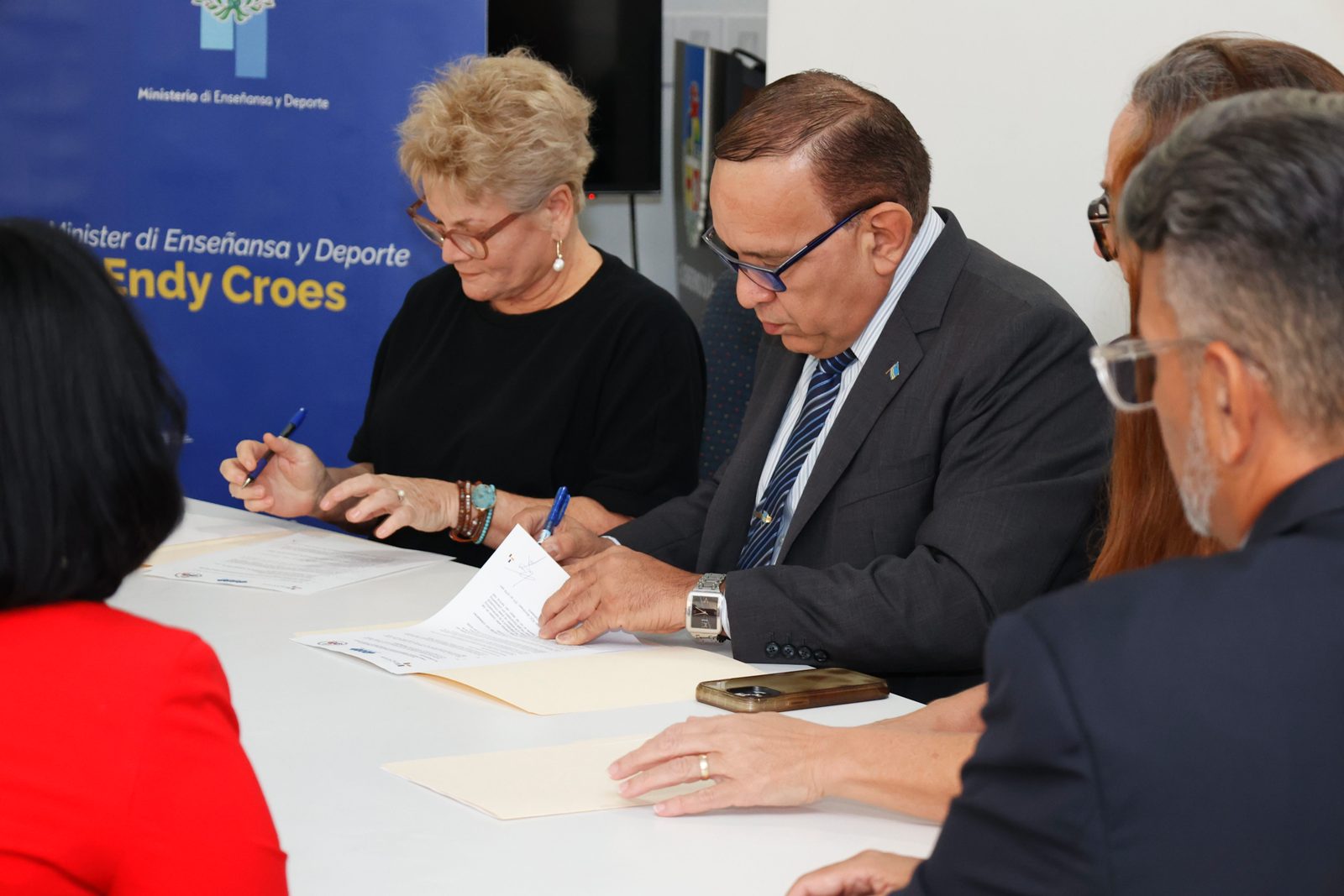 Minister Endy Croes a firma contracto cu Roc Mondriaan di Hulanda