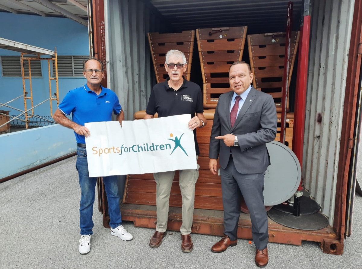 Container cu diferente material deportivo pa scolnan a yega Aruba for di Hulanda