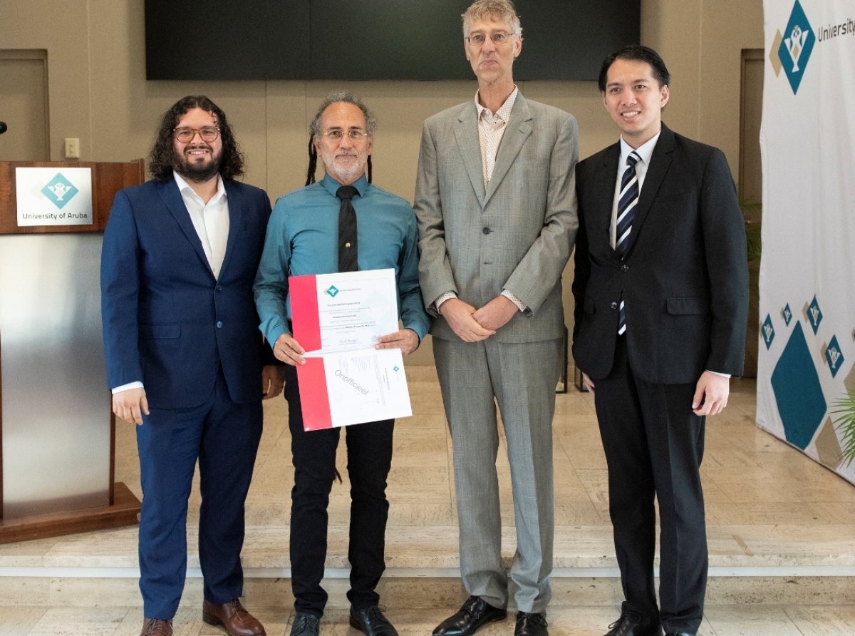 Conocido Ricardo Croes a gradua di Facultad di Ley na Universidad di Aruba