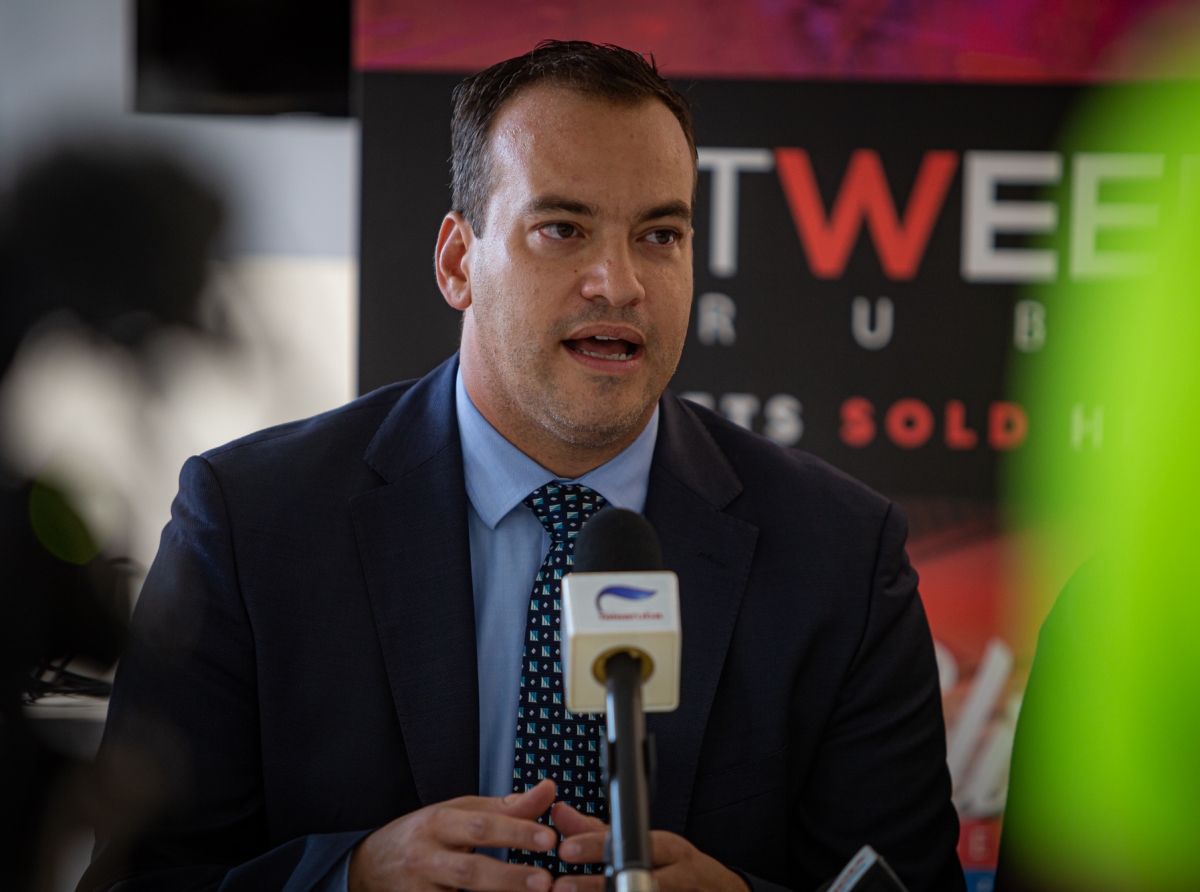 Minister Geoffrey Wever hopi satisfecho cu e colaboracion entre Post Aruba cu Aruba Art Fair 2022