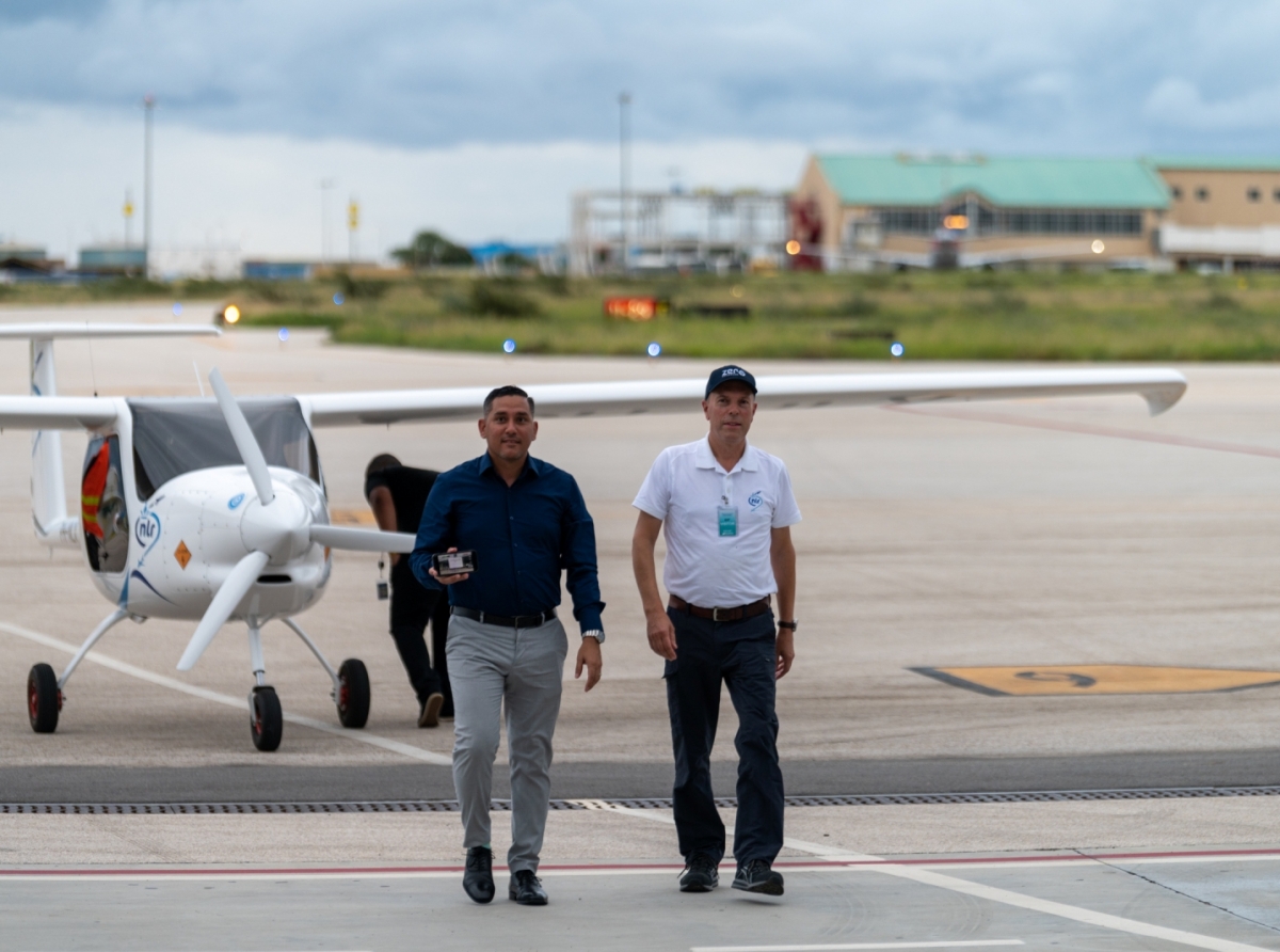 Minister di Transporte a haci e prome vuelo riba e avion electrico