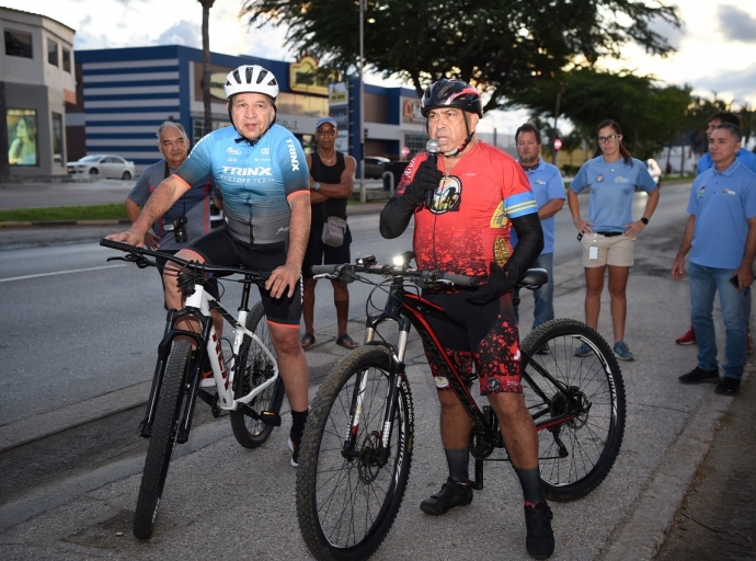Minister di Deporte contento di a participa den e 'Cycling Awareness Ride'