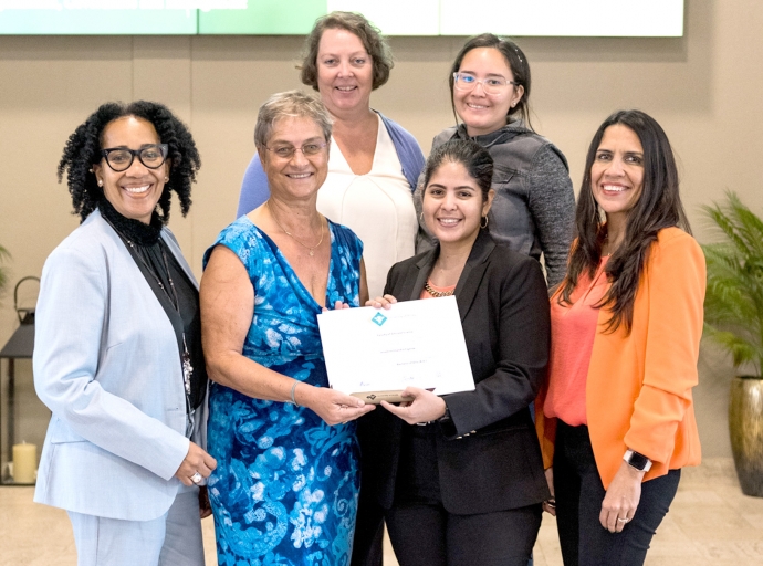 Jessaline Figaroa a gradua como Bachelor den Organization, Governance and Management (OGM)