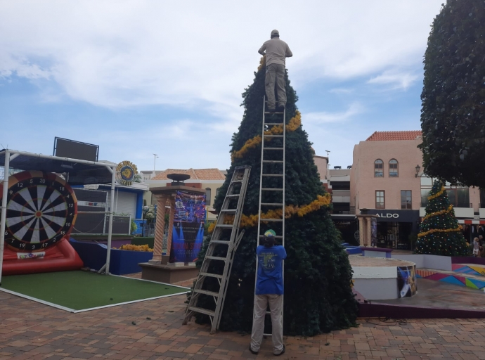 Preparando pa decora Plaza Deto Varis pa Pasco