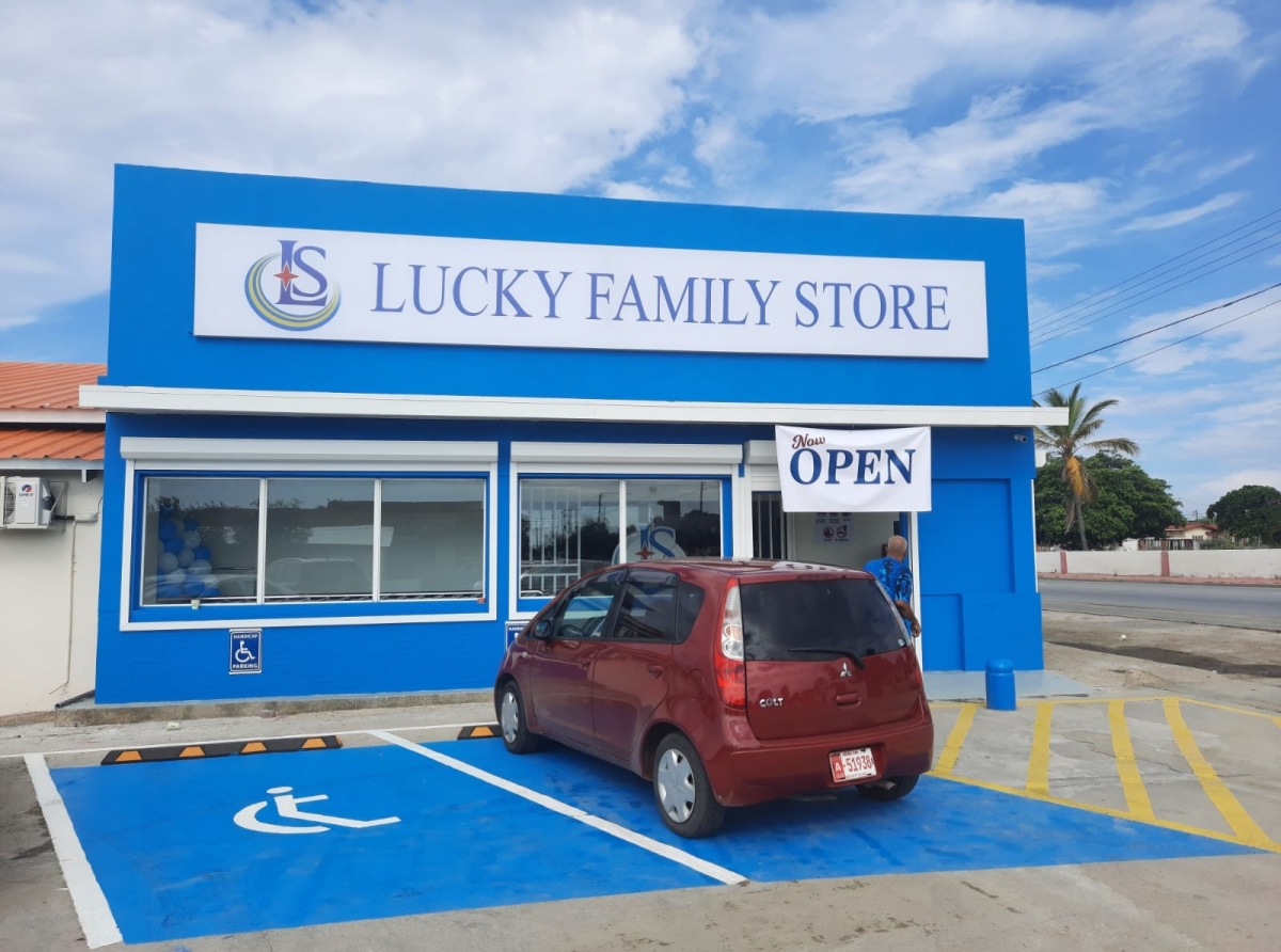 Lucky Family Store a habri su portanan na Savaneta