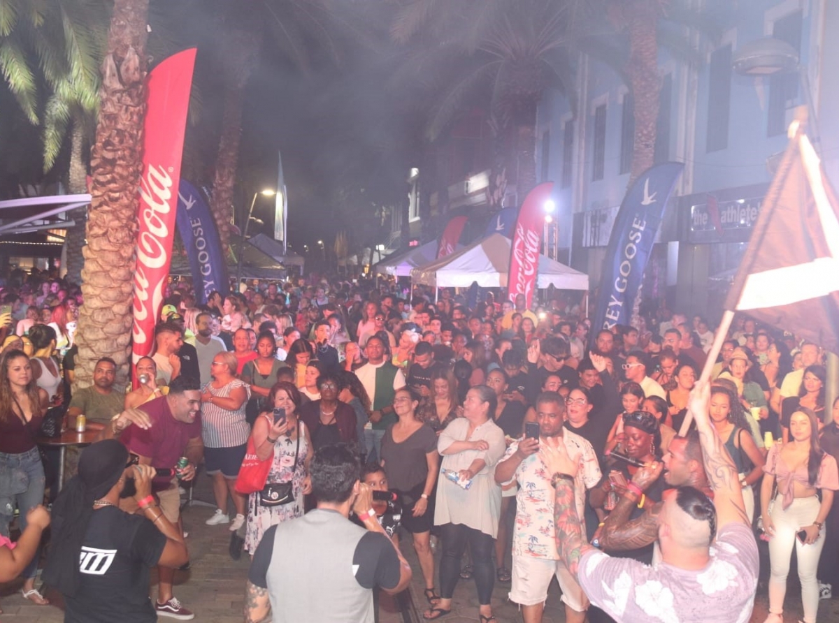 'Carnival Street Party' den Caya Grandi pa duna inicio na e temporada di Carnaval 69