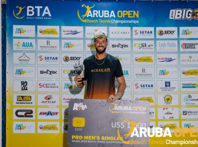 Aksel Samardzic representando Aruba a gana titulo individual di Aruba Open Beach Tennis Championship
