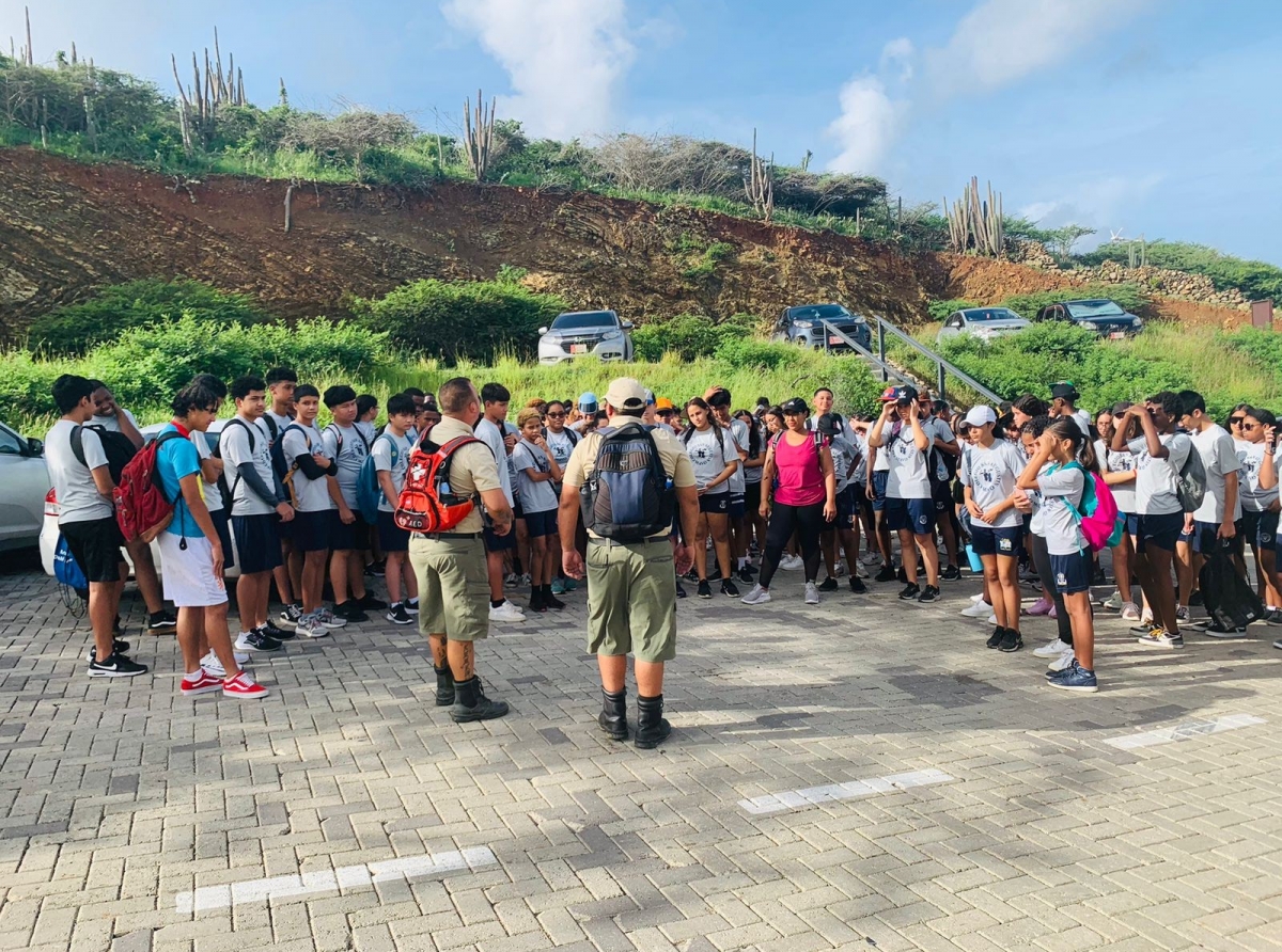 Colegio San Augustin cu excursion pa su alumnonan den Parke Arikok