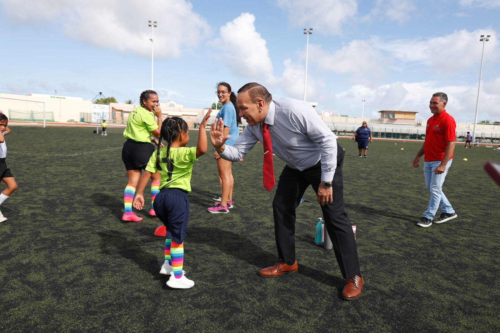 Minister Endy Croes a apoya e chikitonan durante nan wega di futbol