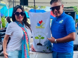 Eva Wever di 'Arubiano Local Brand' a informa tocante nan saco reusable y biodegradable durante e Mercado di Santa Rosa