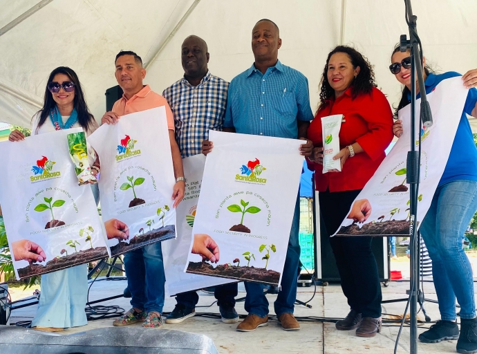 Ministro orguyoso cu saconan biodegradable di Arubiano y Santa Rosa