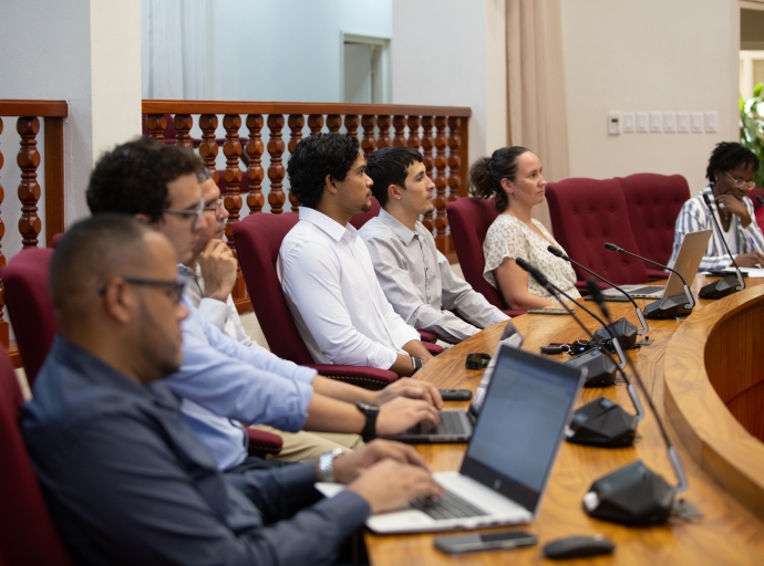 Minister Wever a duna gastcollege Staatsrecht na studiantenan di Universidad di Aruba