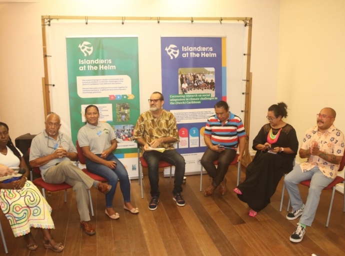 Bishita di Comunidadnan Indigena a wordo clausura cu un panel tocante medio ambiente