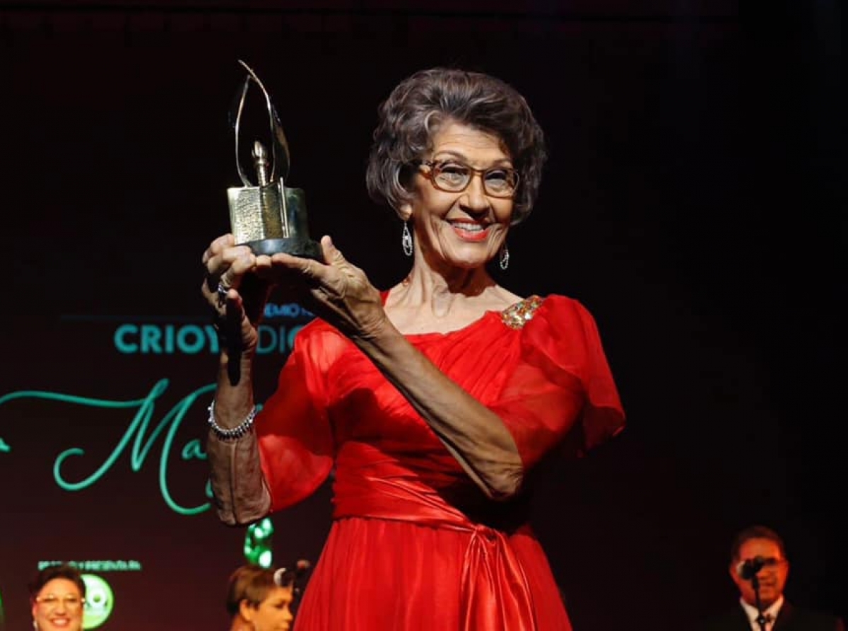 Prome Minister ta felicita señora Maybeline Arends-Croes cu Premio Crioyo di Oro