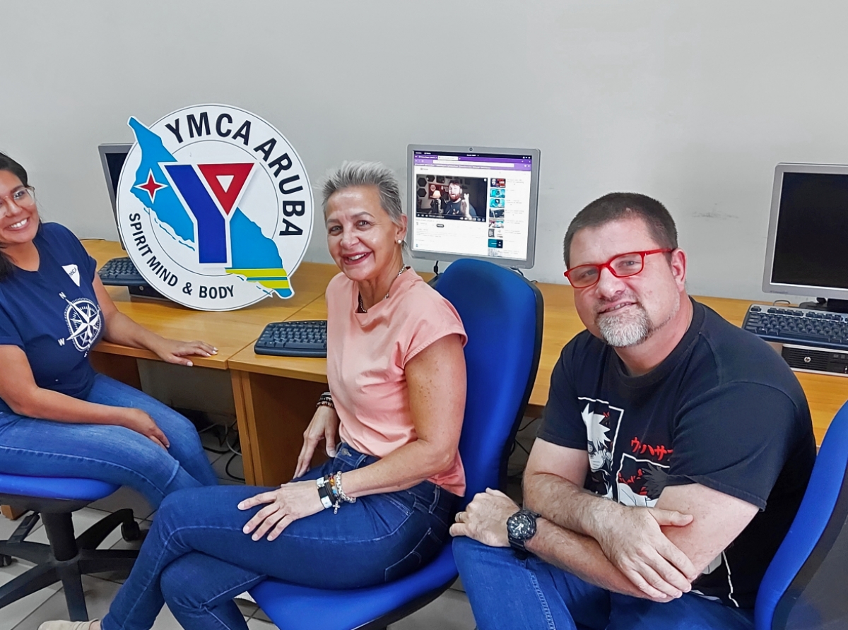 Fundacion a refurbish varios computer y regala nan na YMCA San Nicolas