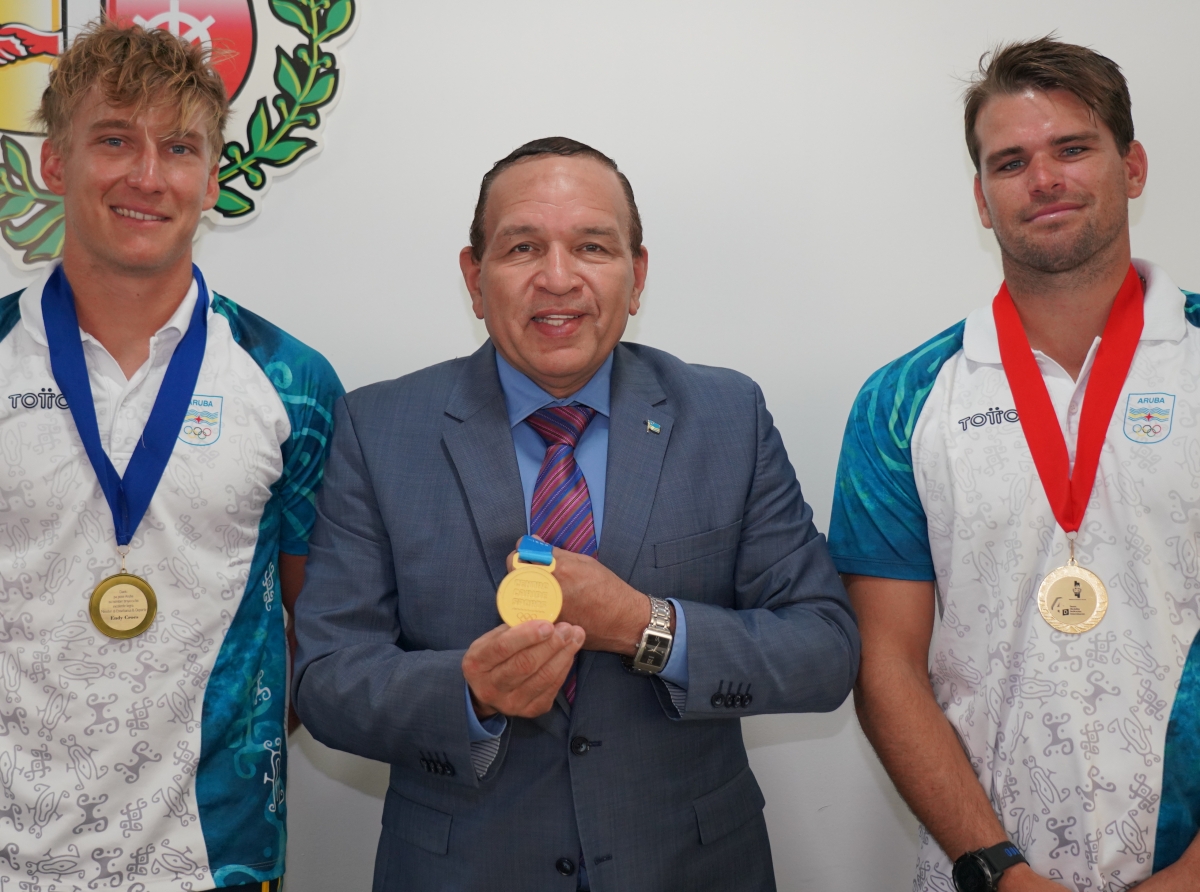 Minister Endy Croes a ricibi atletanan Malik Hoveling y Ethan Westera