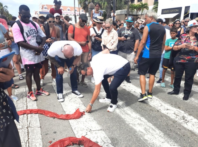 Multitud di hende pa admira e pagara di 6 miyon dilanti Renaissance