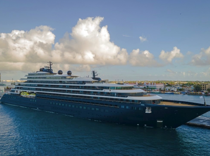 Pa promer biaha e barco crucero Evrima di “Ritz-Carlton Yacht Collection” a bishita aruba