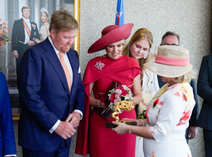 Gobierno di Aruba a regala Famia Real un obra di watapana