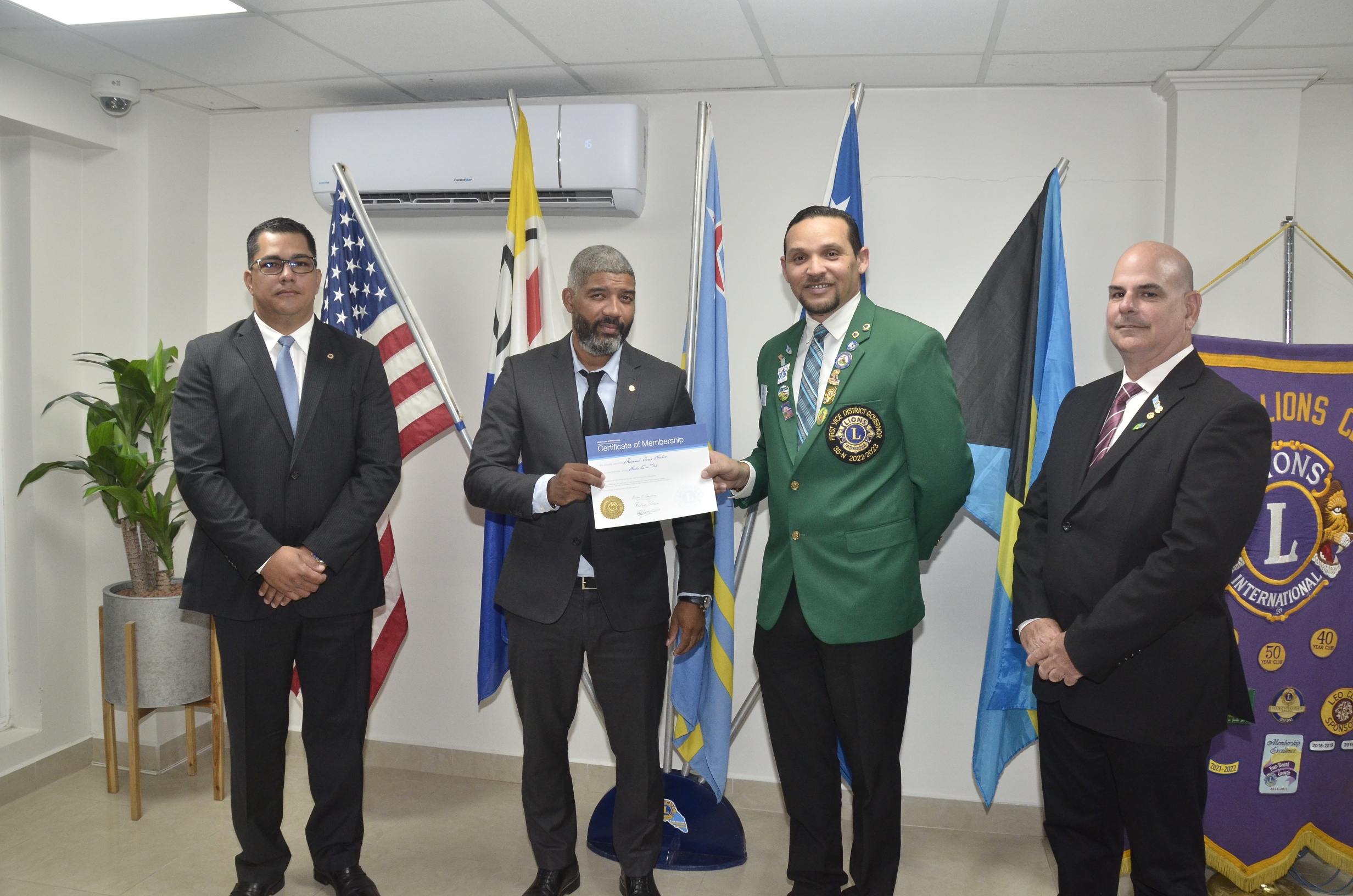 Comisario di Polis a bira miembro Aruba Lions Club