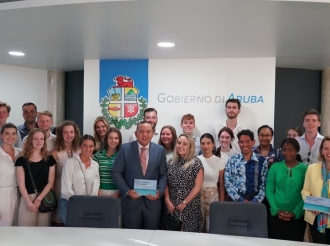 Minister Endy Croes y Prome Minister a ricibi bishita di studiantenan di Haagse Hogeschool