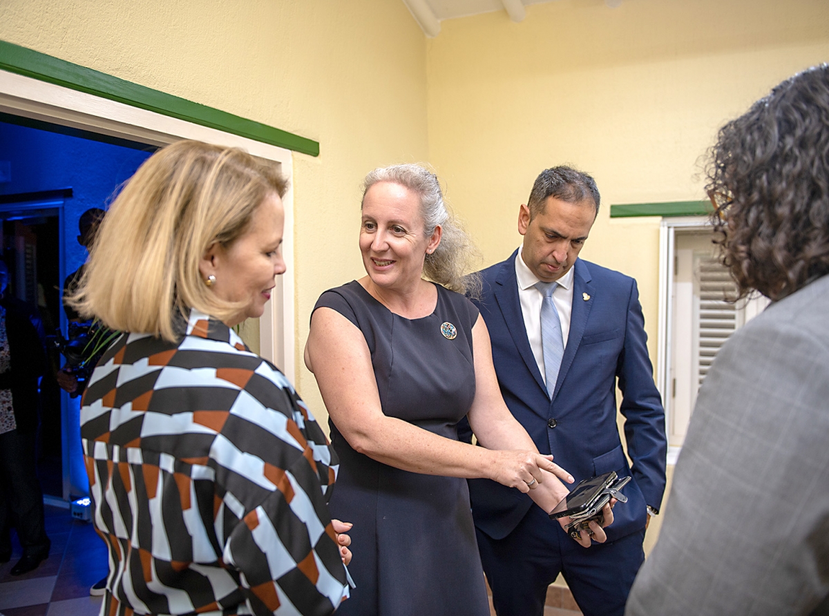 Ministro Dangui Oduber contento cu Inauguracion di Kwaliteitszorginstituut ta un realidad