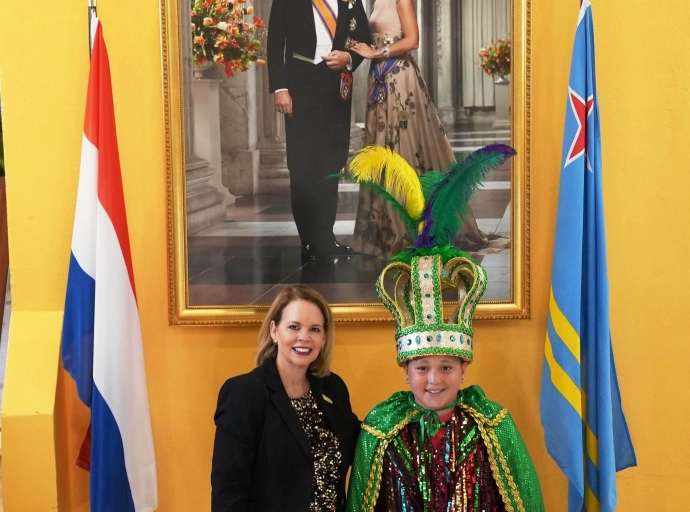 Prome Minister a entrega un pin na cada monarca di nos Carnaval