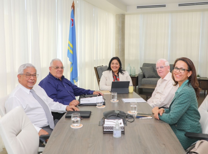 Minister Maduro a reuni cu Hunta di Comisario di Banco Central