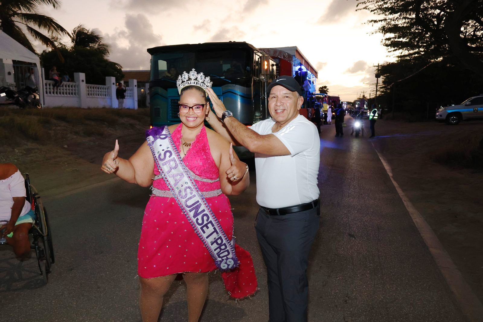 Minister Endy Croes a duna e gran inicio na e excelente Sunset Parade di Noord 2023