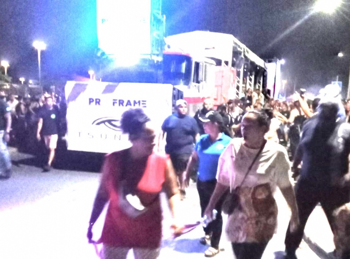 Publico a goza inmensamente di Jouvert Morning