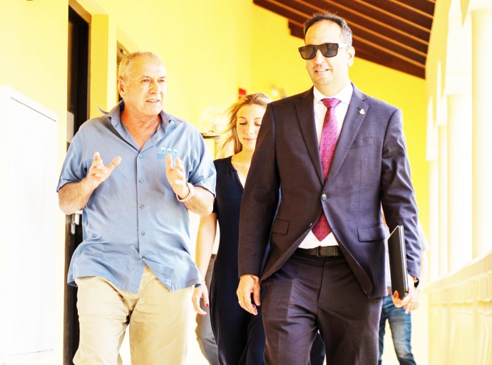 Minister Dangui Oduber a anuncia cu Bucuti & Tara Beach Resort a presenta un plan pa eleva 'Low Rise Area'