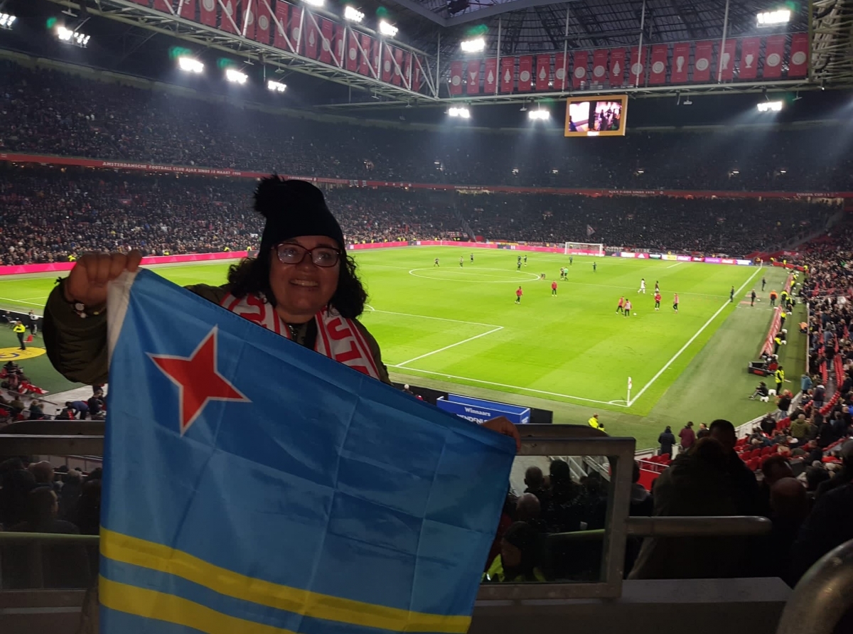 E aventura di Kirsten y su bandera di Aruba den stadion na Amsterdam