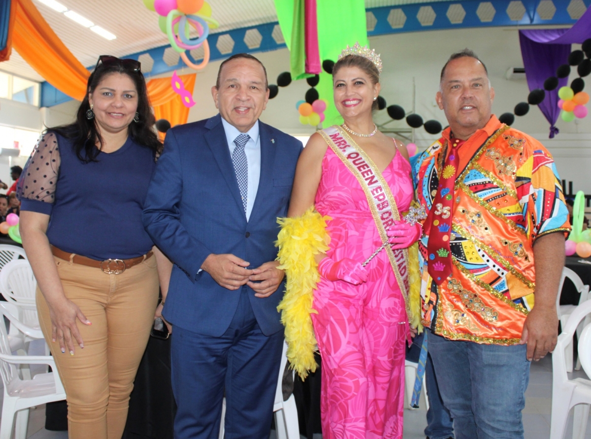 Minister Endy Croes a corona Señora Carnaval EPB Oranjestad y a felicita Erwin ‘Wino’ Lopez cu 35 aña den enseñansa