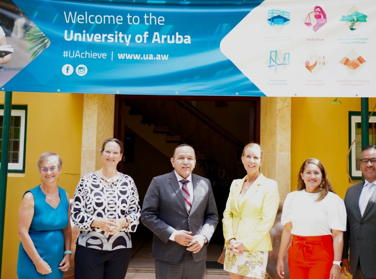 Ministro di Enseñanza di Hulanda a conoce Universidad di Aruba mas di cerca