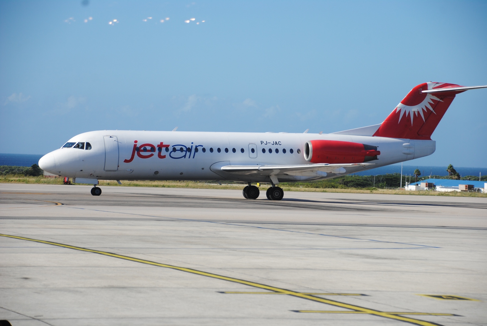 Diabierna mainta tabatin e vuelo inaugural di Jetair Caribbean  cu ta conecta hunto e Islanan ABC