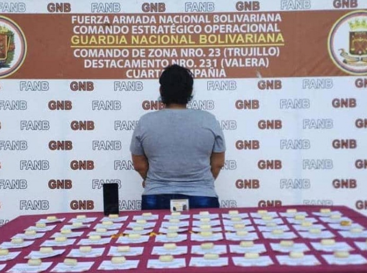 Muher gara na Venezuela cu 60 bolita di cocaina den su stoma