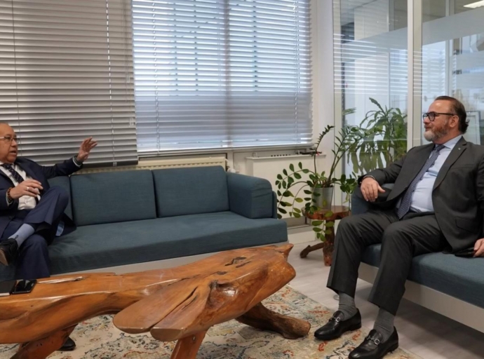 Minister Glenbert Croes gradici cu apoyo ricibi di Aruba Huis y mr. Ady Thijsen