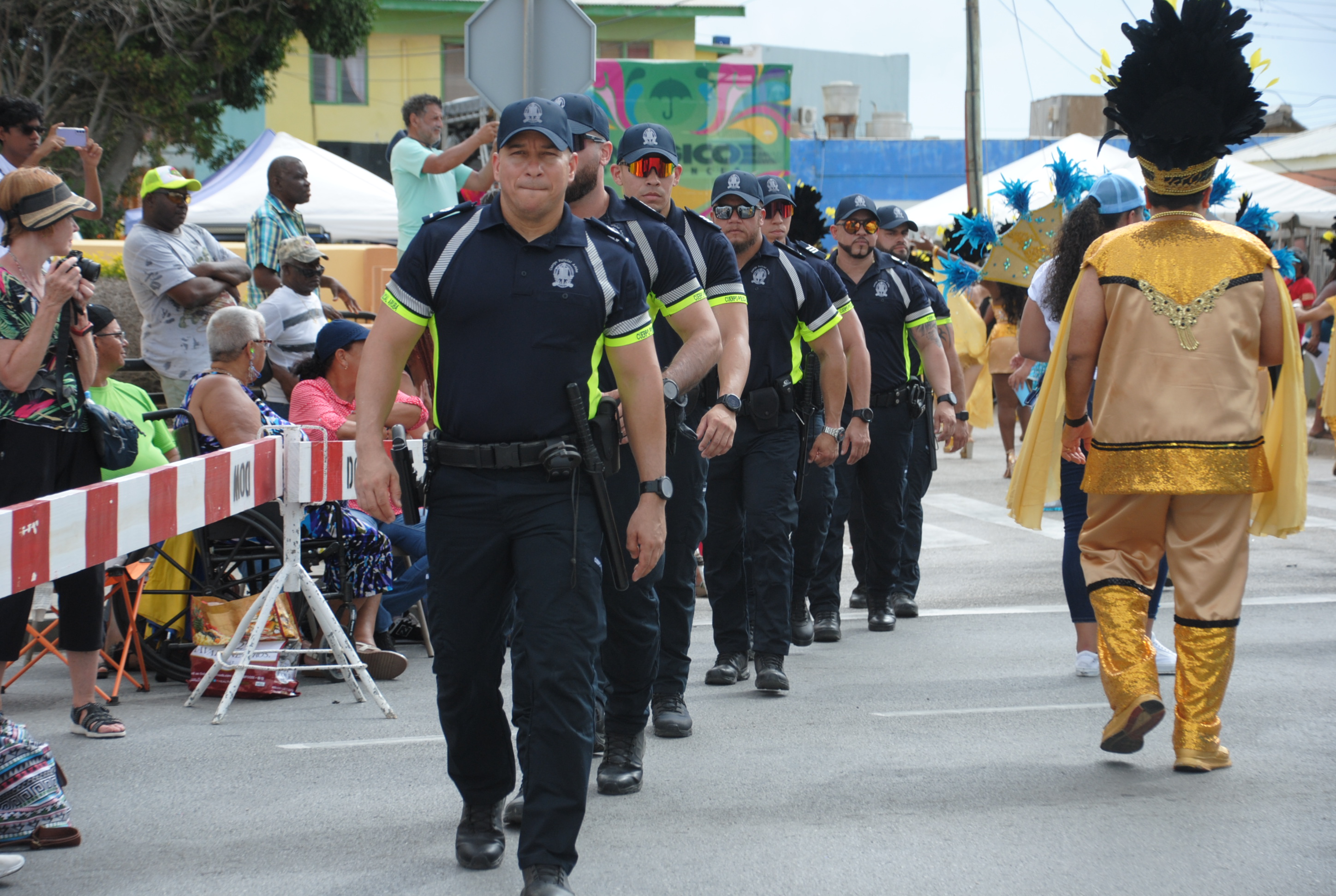 Pabien na Cuerpo Policial completo cu a cuida pueblo den temporada di Carnaval