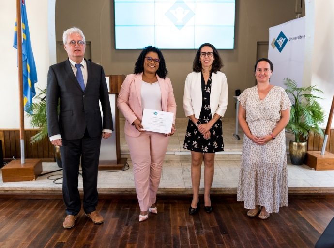 Thaeliffe Loopstok a gradua cu Master’s of Law na Universidad di Aruba