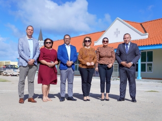 Parlamentario Ricky Hoek di MEP contento cu St. Aloysius School pronto lo bolbe Noord