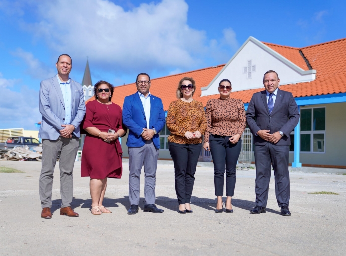 Parlamentario Ricky Hoek di MEP contento cu St. Aloysius School pronto lo bolbe Noord
